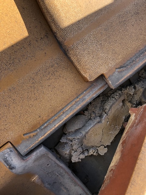 流れ出した葺き土