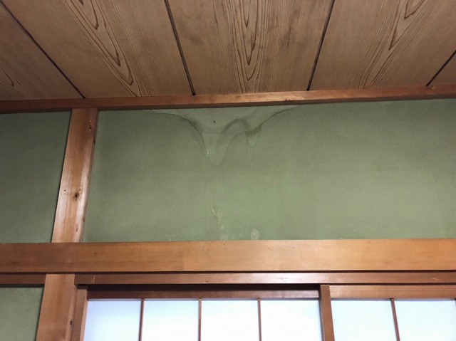 ベランダからの雨染み