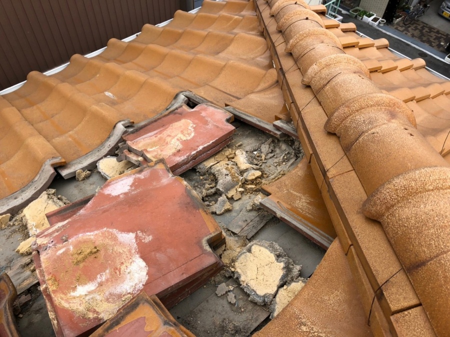 瓦を下ろしていきます