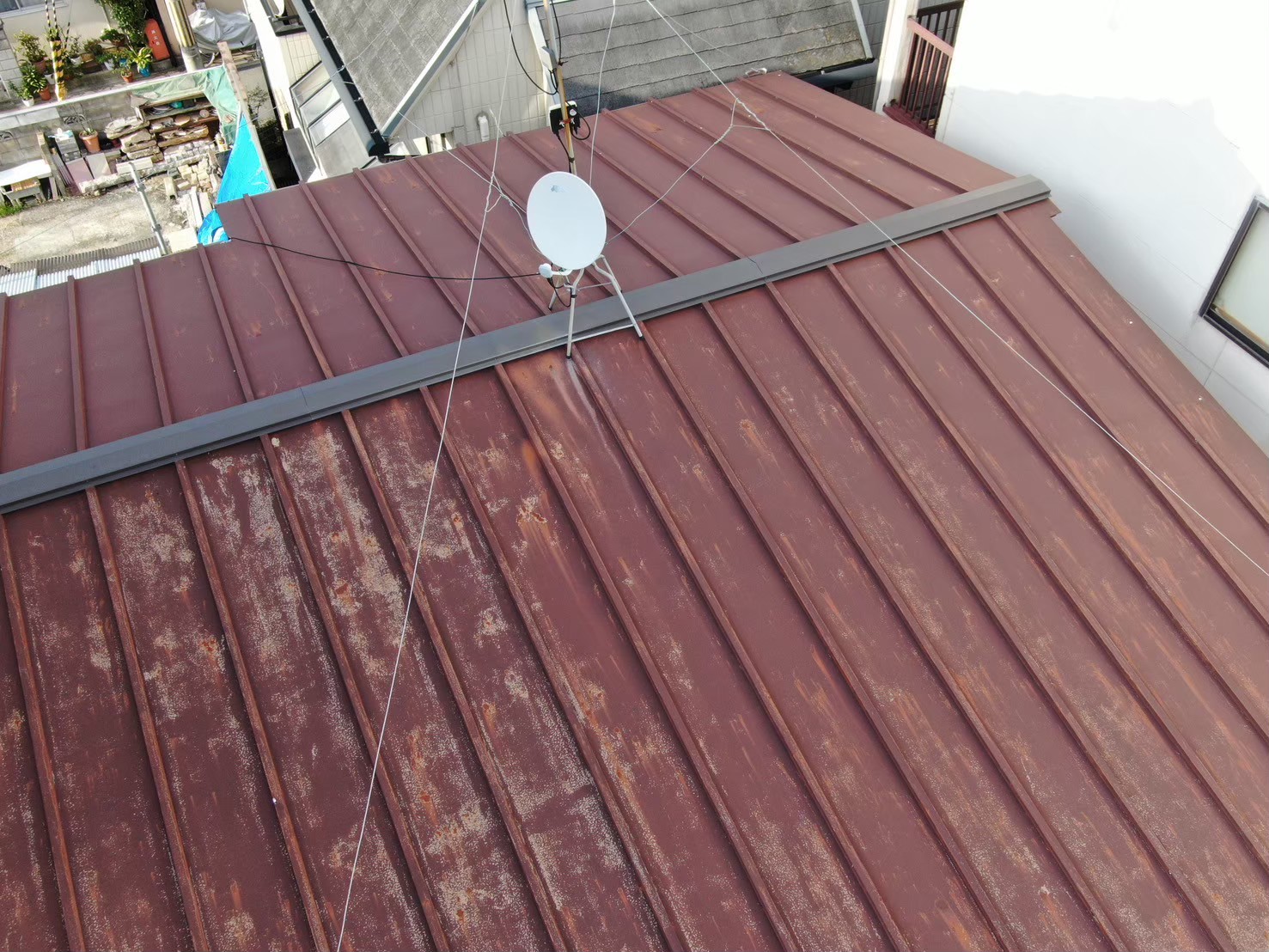 棟板金まわりと配線のある屋根の納まり