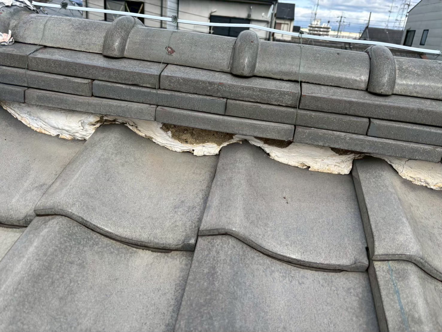 棟瓦下の漆喰が大きく剥離している状態