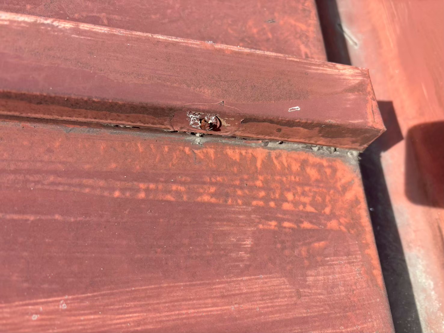 金属屋根の小さな穴とサビの進行