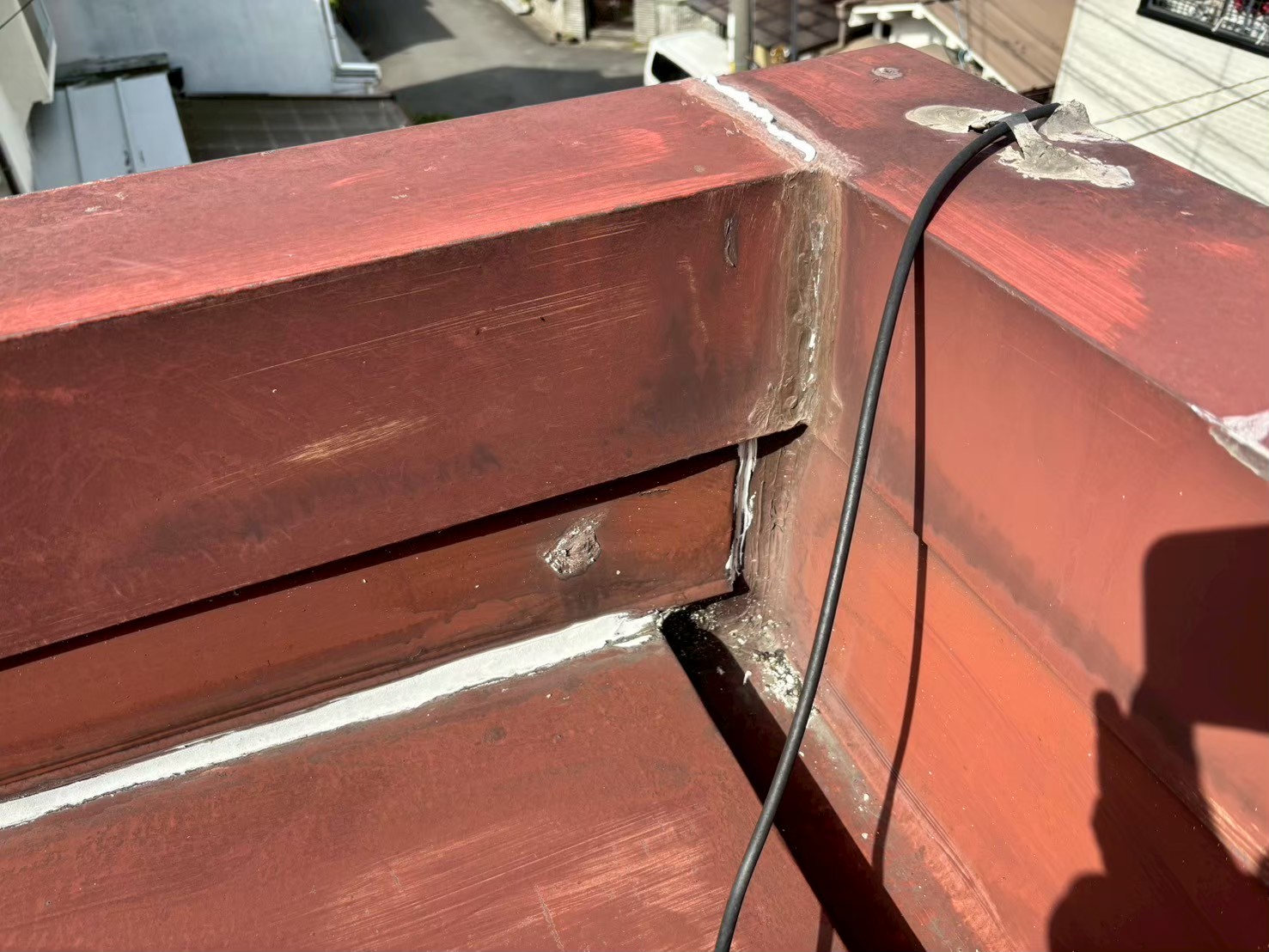 金属屋根の継ぎ目に隙間がある状態