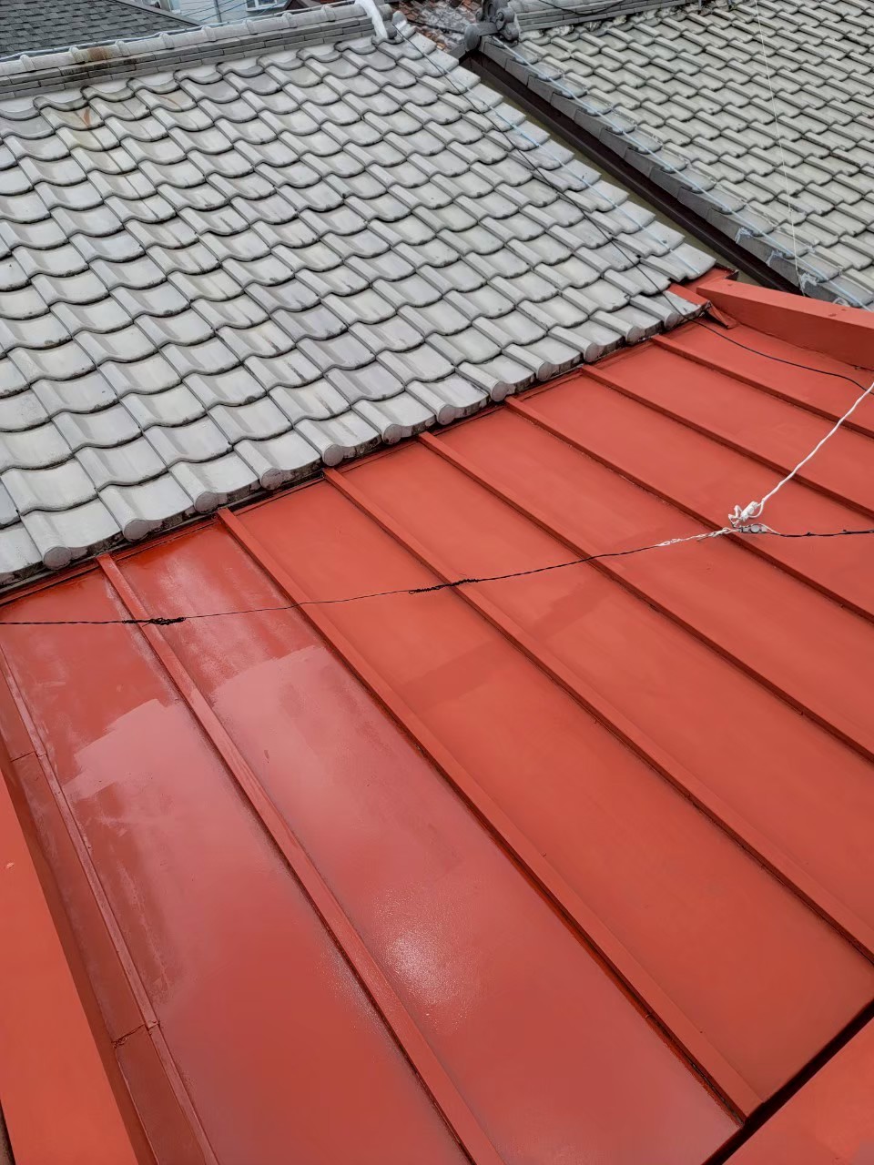 金属屋根の下塗り（錆止め塗装）