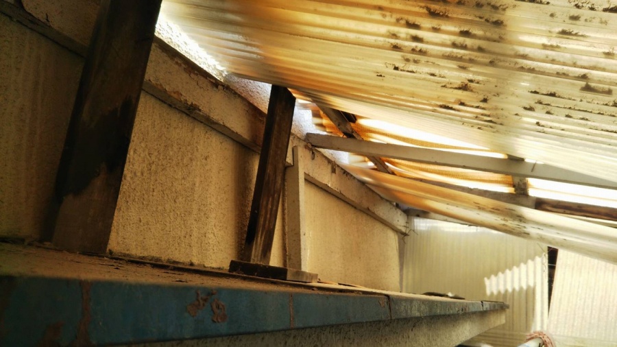 劣化した塩ビ波板