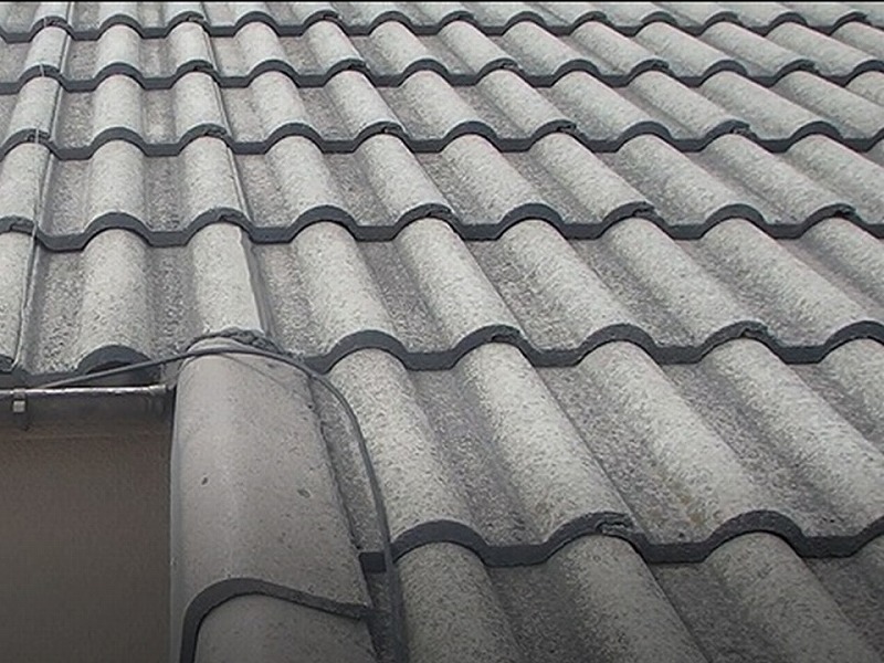 屋根葺き替え前のセメント瓦