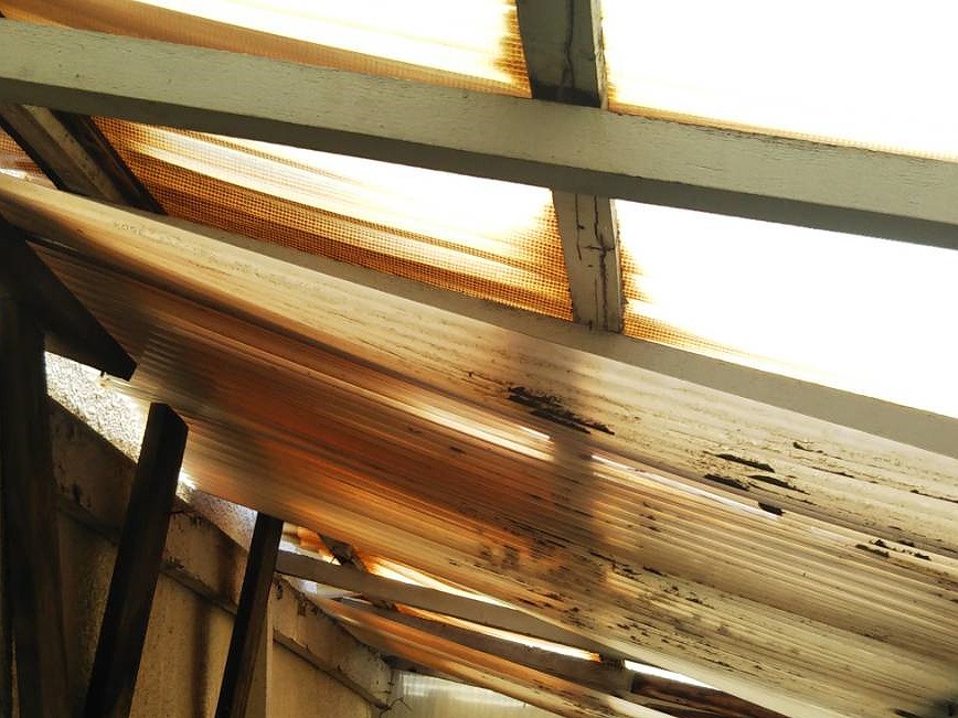 劣化により波板の割れ