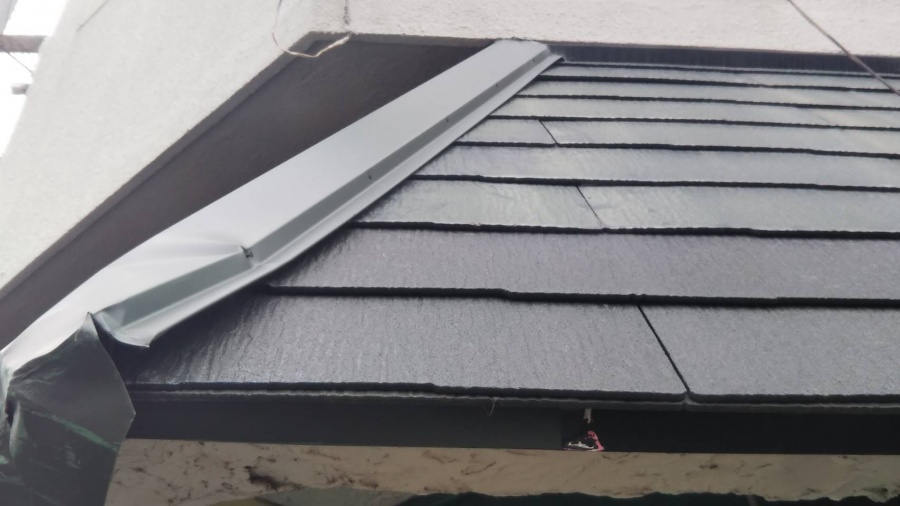 棟板金にへこみ