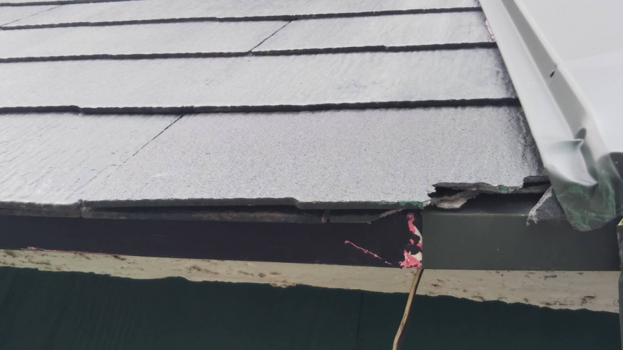 スレート屋根が欠けている