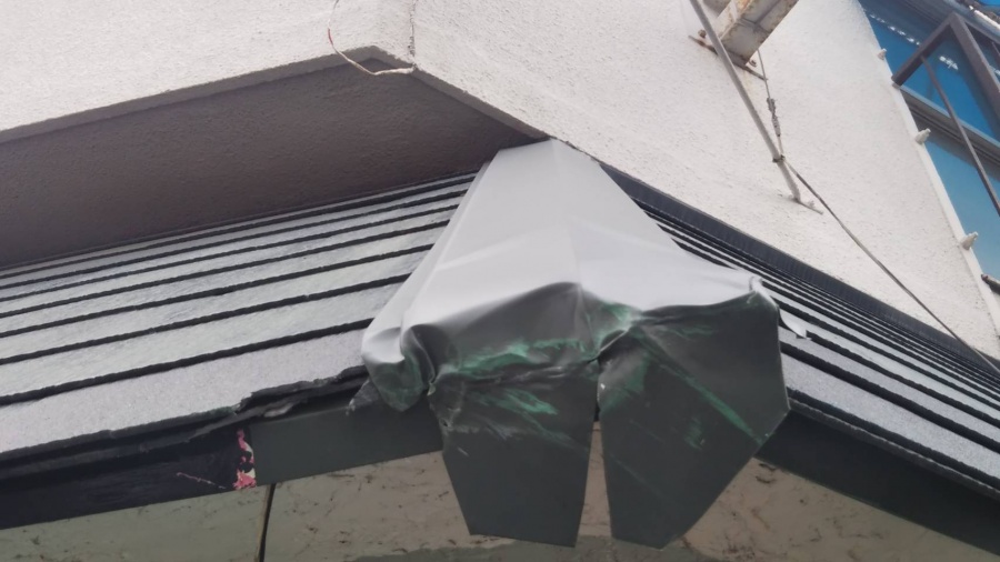 下から見た棟板金