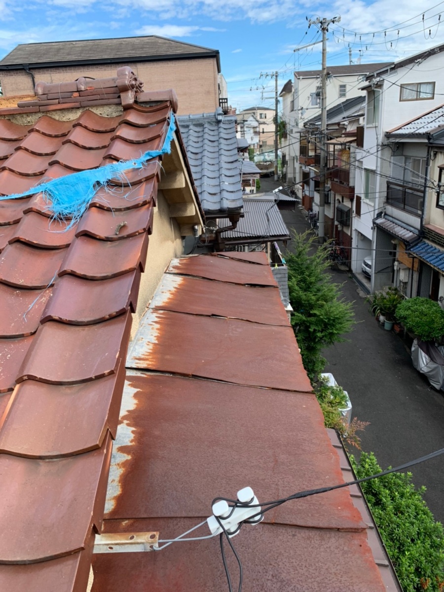 庇の塗装がボロボロ