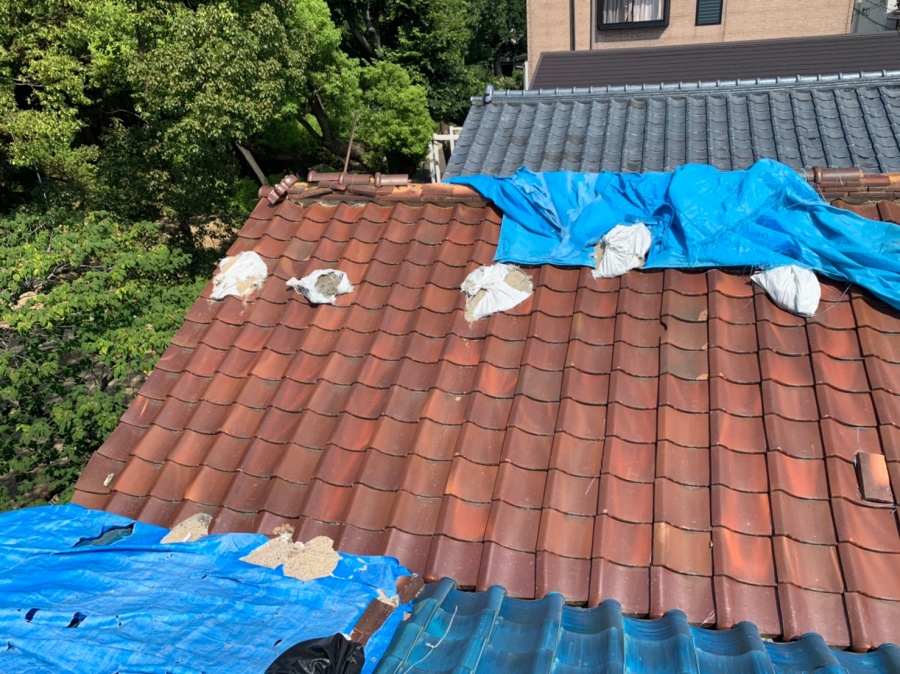 棟瓦がボロボロ