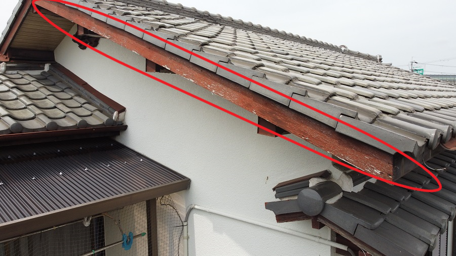 破風板塗装が取れています