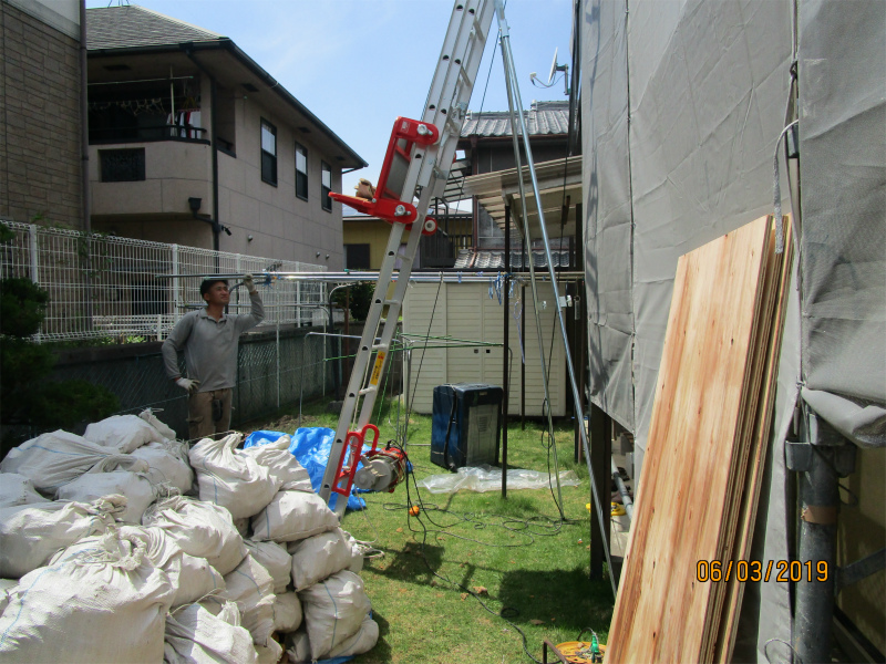 屋根やさんの職人が使用する昇降機