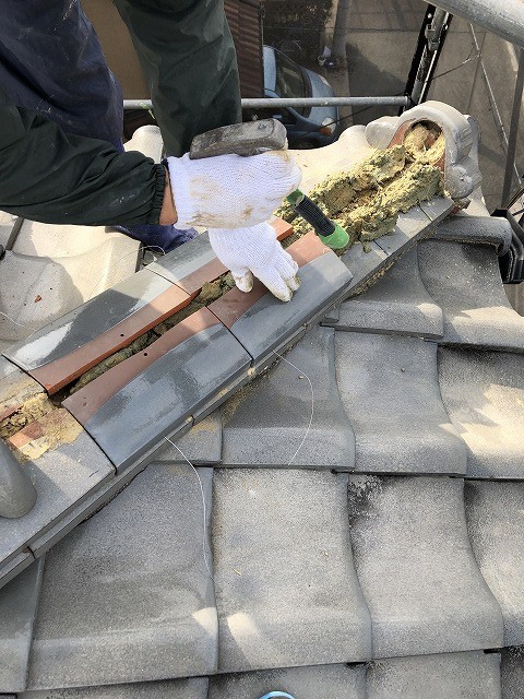 屋根瓦取替え中