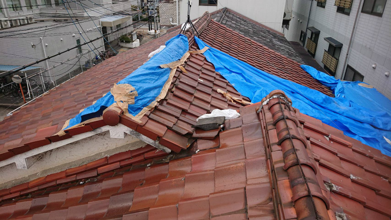 台風の被害でブルーシートをかけている