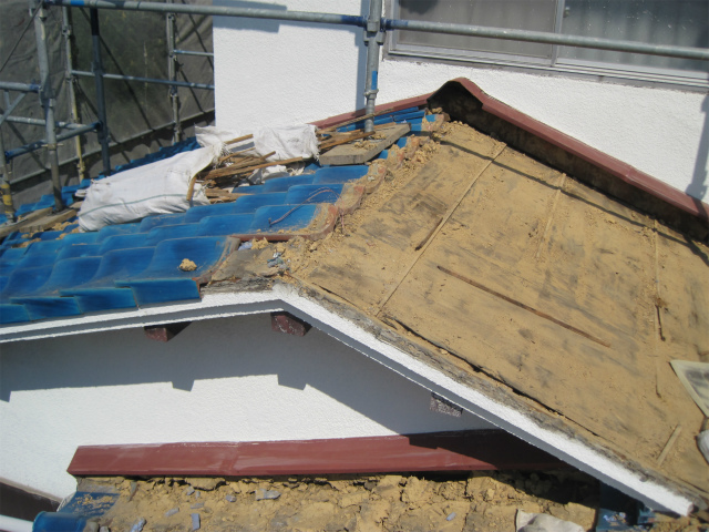 瓦の撤去作業