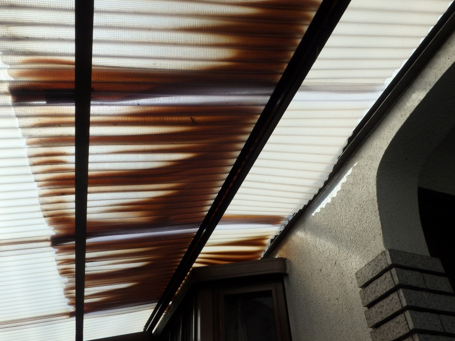 劣化による変色