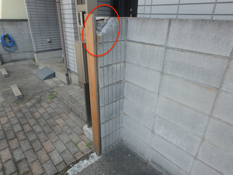 ブロック塀の割れ