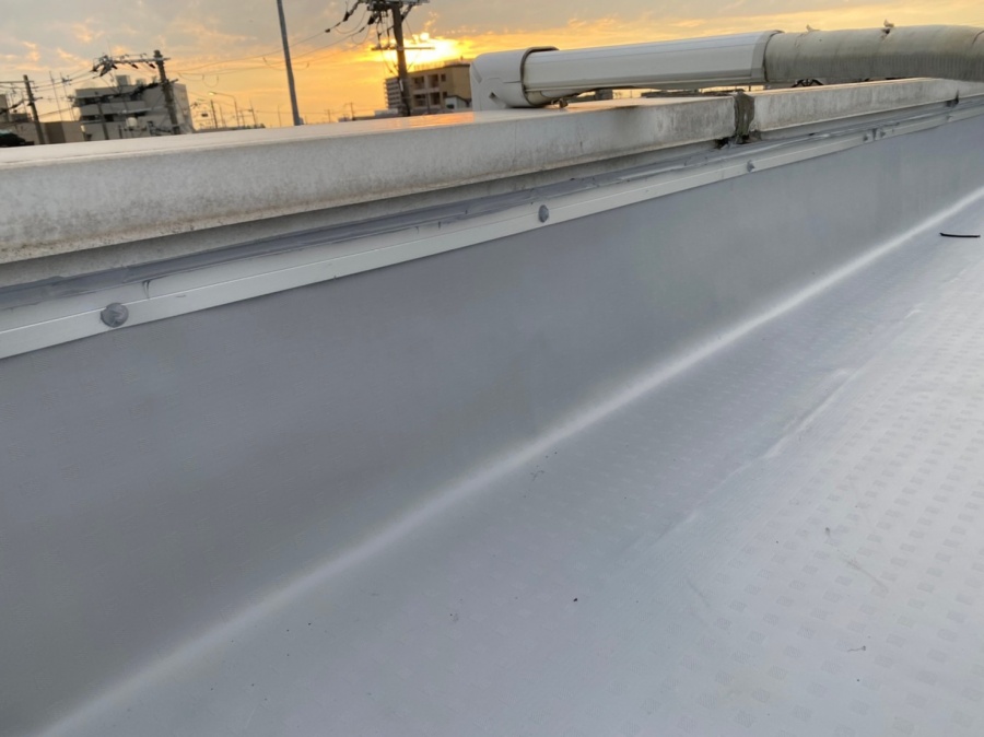 立ち上がり部分にビス止め