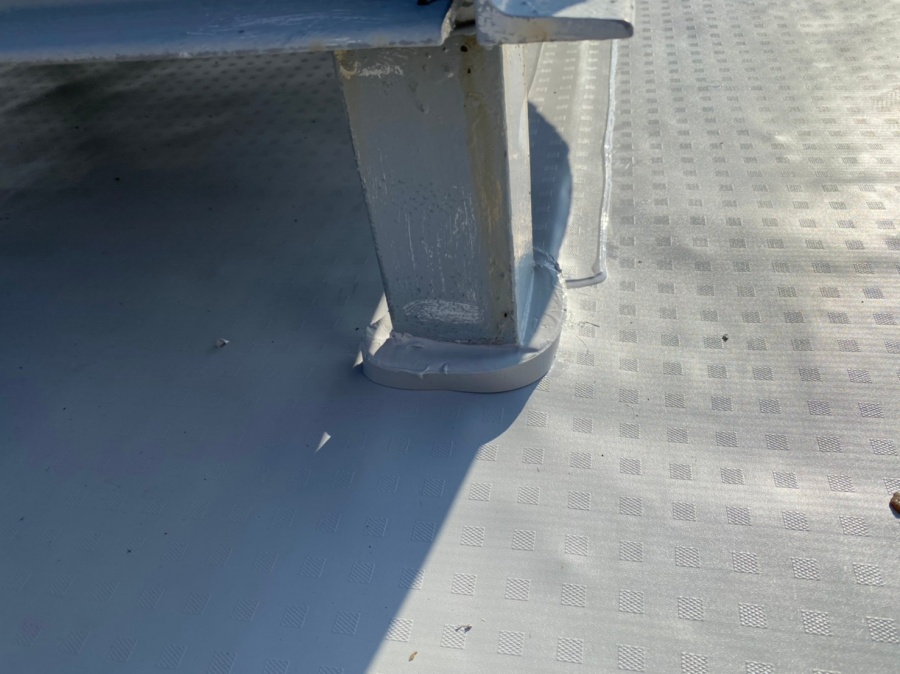 室外機廻りにコーキング