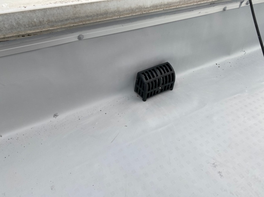 排水ドレンにゴミが詰まらないように蓋を