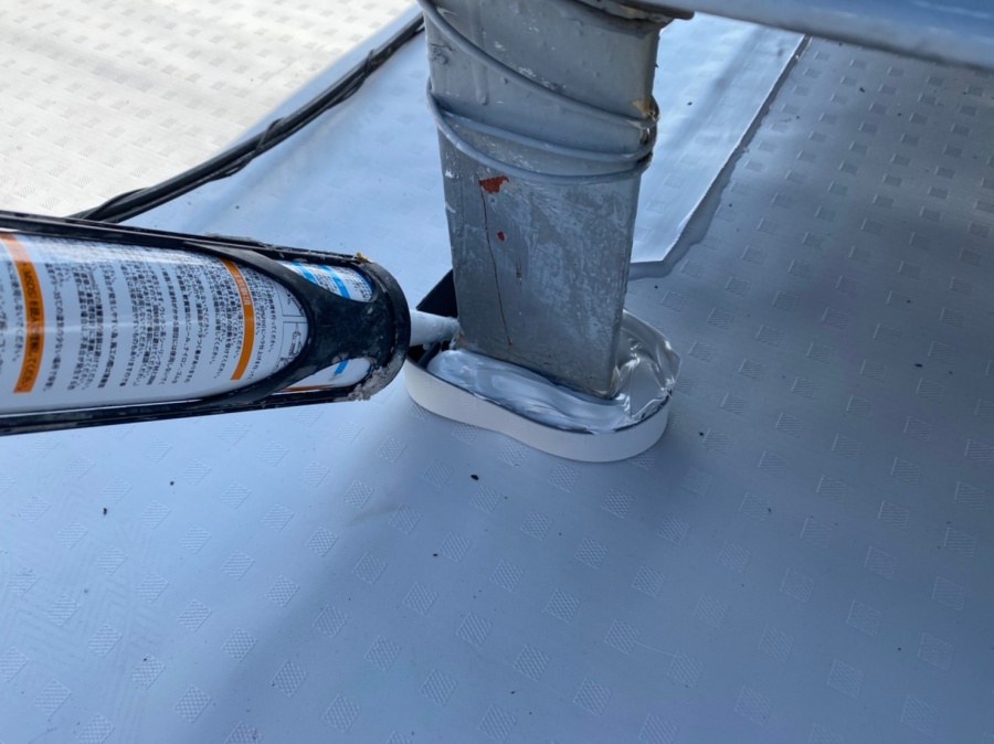 室外機廻りにコーキング