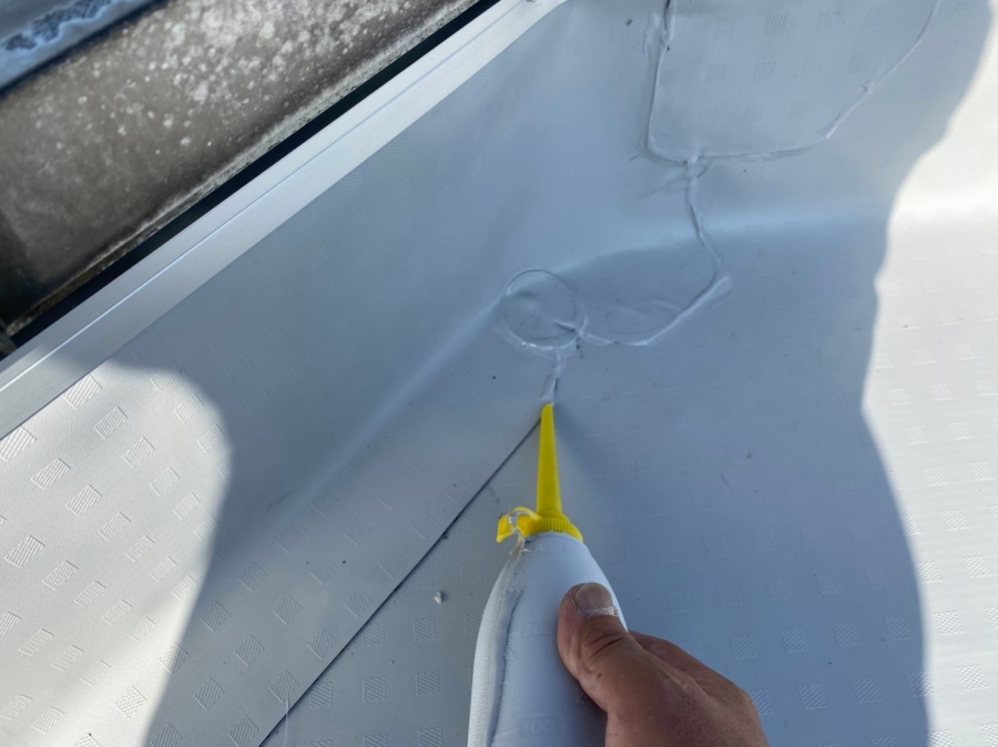 つなぎ目にコーキング