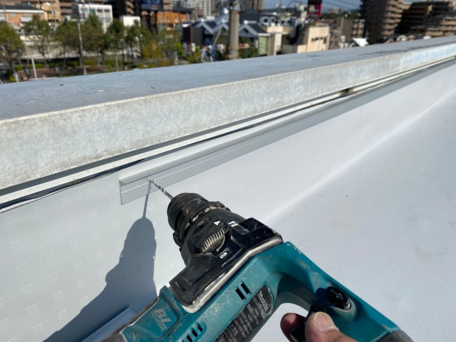 ビス止めしていきます