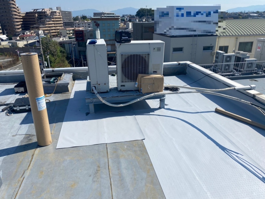 塩ビ防水シートを貼り付けていきます