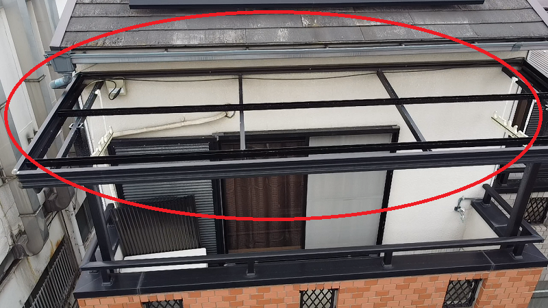 松原市　台風で飛ばされたベランダ波板