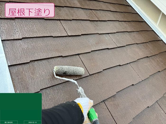 八尾市 スレート屋根の下塗り作業中（上屋）
