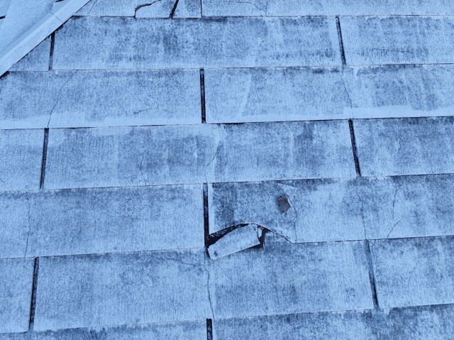 八尾市神宮寺の戸建て住宅 パミール屋根の層間剥離クローズアップ 屋根材が層状に割れて捲れ上がっている状態