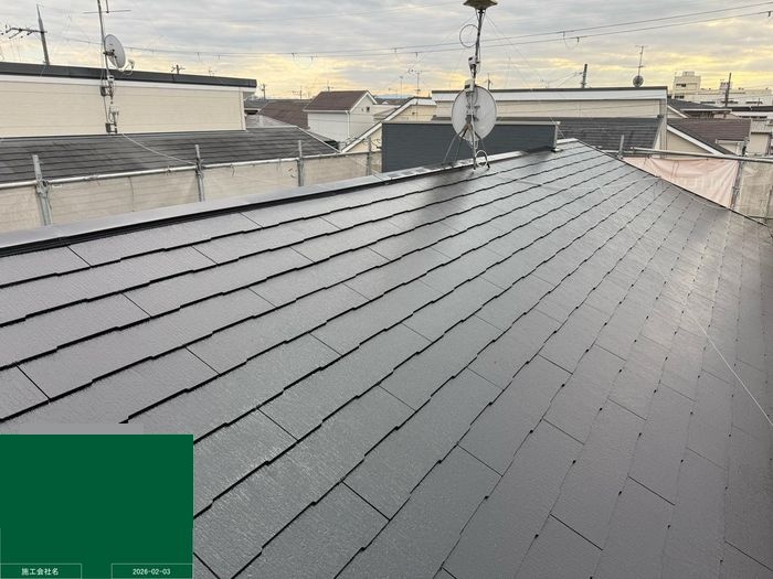 八尾市曙川東のT様邸 施工完了後のスレート屋根全景 ダークグレーの美しい仕上がり