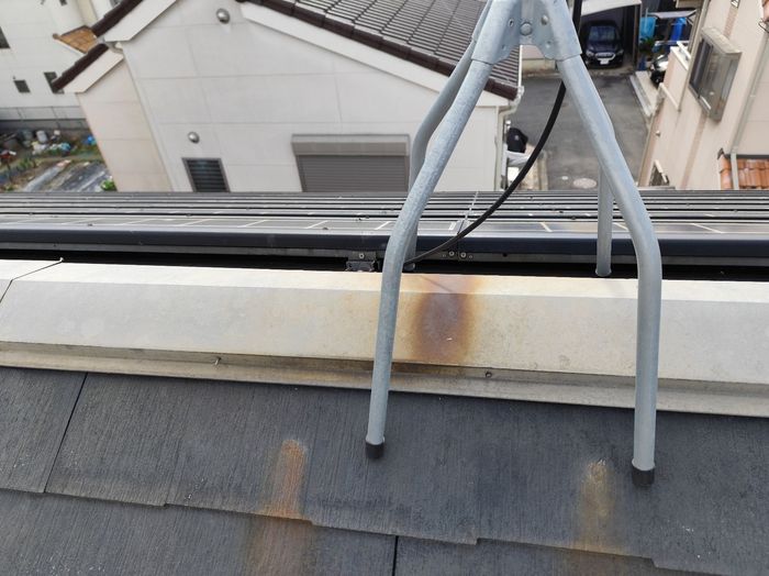 松原市別所のY様邸 ソーラーパネル架台のサビが棟板金に流れ出ている状態