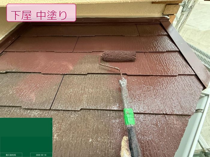 八尾市 下屋の中塗り作業中