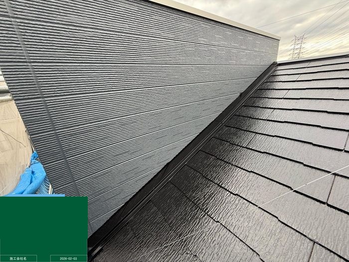 八尾市曙川東のT様邸 上塗り完了後の屋根と外壁の境界部分 ダークグレーに美しく仕上がった状態