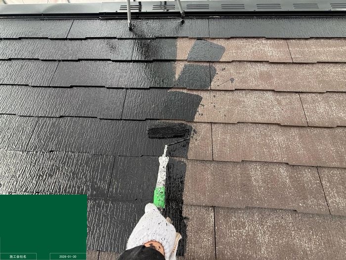 八尾市のO様邸スレート屋根・職人が中塗り施工中で左半分が塗装済み右半分が未施工のチョーキング状態