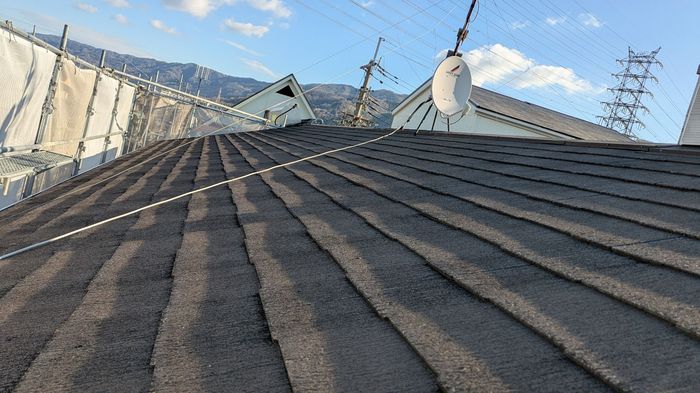 八尾市曙川東のO様邸スレート屋根・コケと藻による黒ずみが屋根全面に広がっている点検時の状態