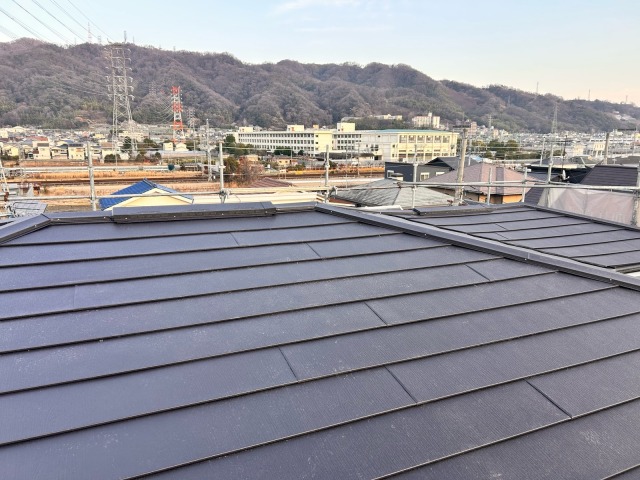 八尾市神宮寺の戸建て住宅 スーパーガルテクトのカバー工法施工後 シェイドブラックの美しい屋根に生まれ変わった状態