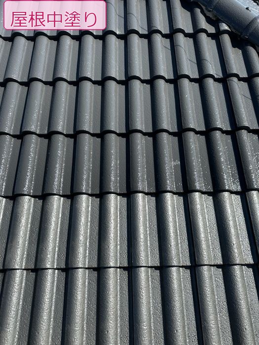 八尾市太子堂M様邸 セメント瓦の屋根 中塗り施工完了 ダークグレーの塗膜が全面に広がった状態