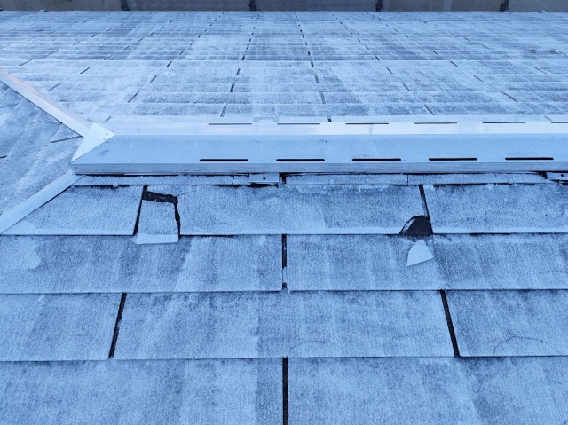 八尾市神宮寺の戸建て住宅 パミール屋根の棟板金付近 屋根材が複数箇所で浮き上がり剥落しそうな状態