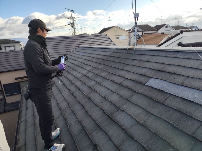 松原市別所のY様邸 屋根に上がって点検作業を行うスタッフの様子