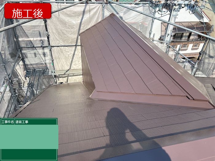 八尾市久宝寺のY様邸 スレート屋根の塗装完工後を斜め上から撮影した様子 棟板金も塗装済み