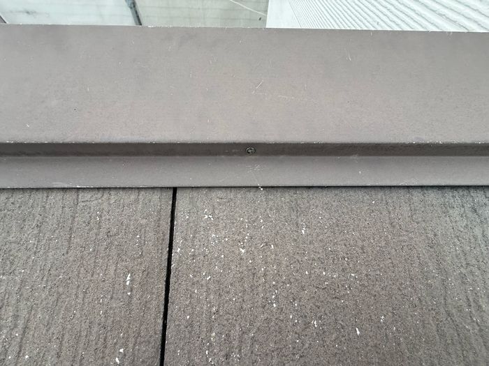 八尾市曙川東のT様邸 施工前のスレート瓦と棟板金のクローズアップ 褪色と汚れが確認できる