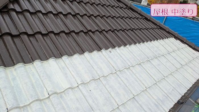 八尾市N様邸 中塗り施工中・下塗りとの比較が確認できる状態