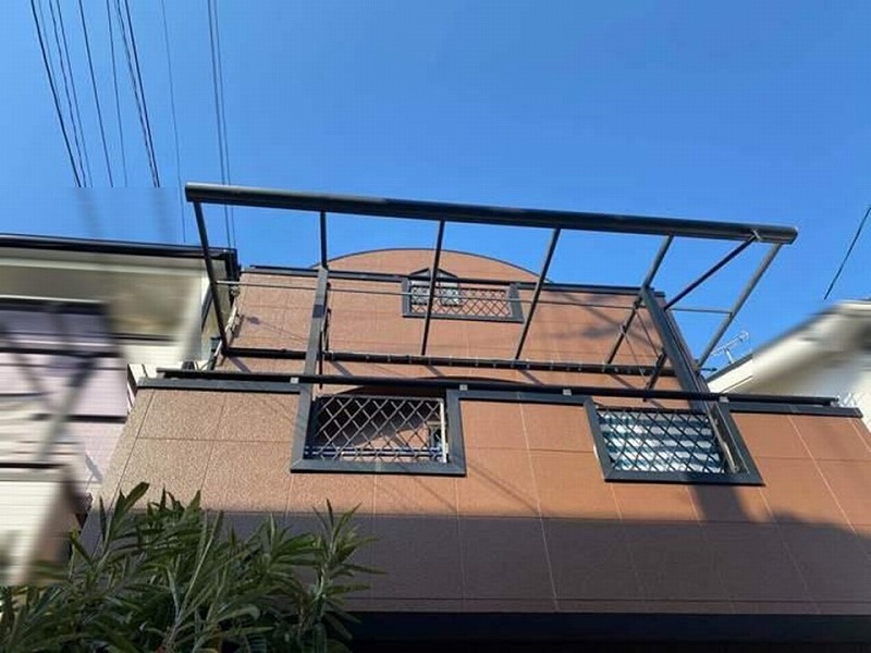 ベランダ屋根の修理のため、既存の屋根パネルを撤去