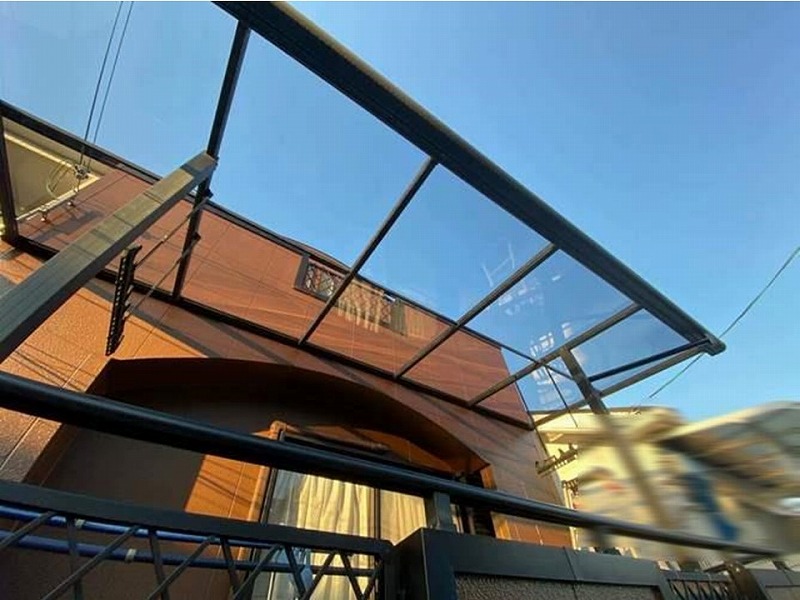 ポリカ製のパネルへ交換してベランダの屋根修理完工