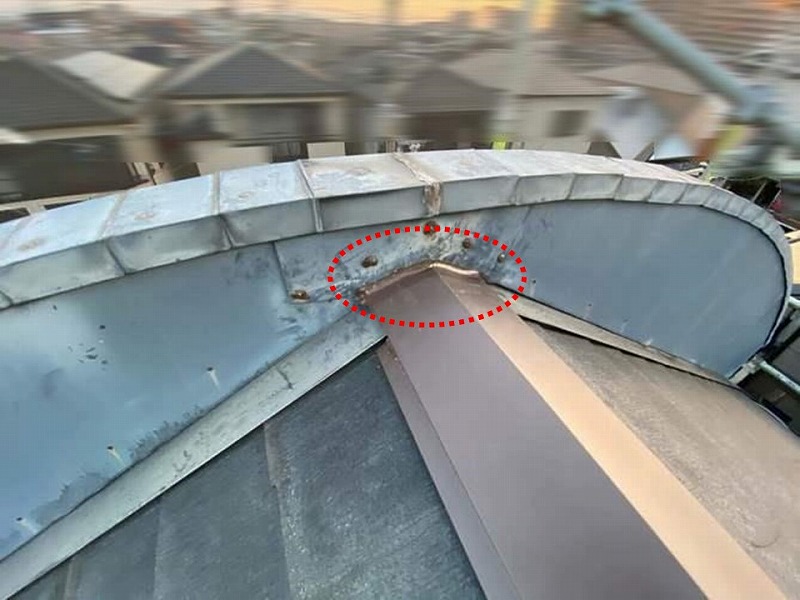 屋根と棟板金の隙間も修理完了