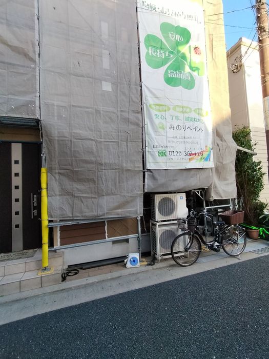 八尾市太子堂M様邸 工事初日の足場設置とメッシュシート養生の様子
